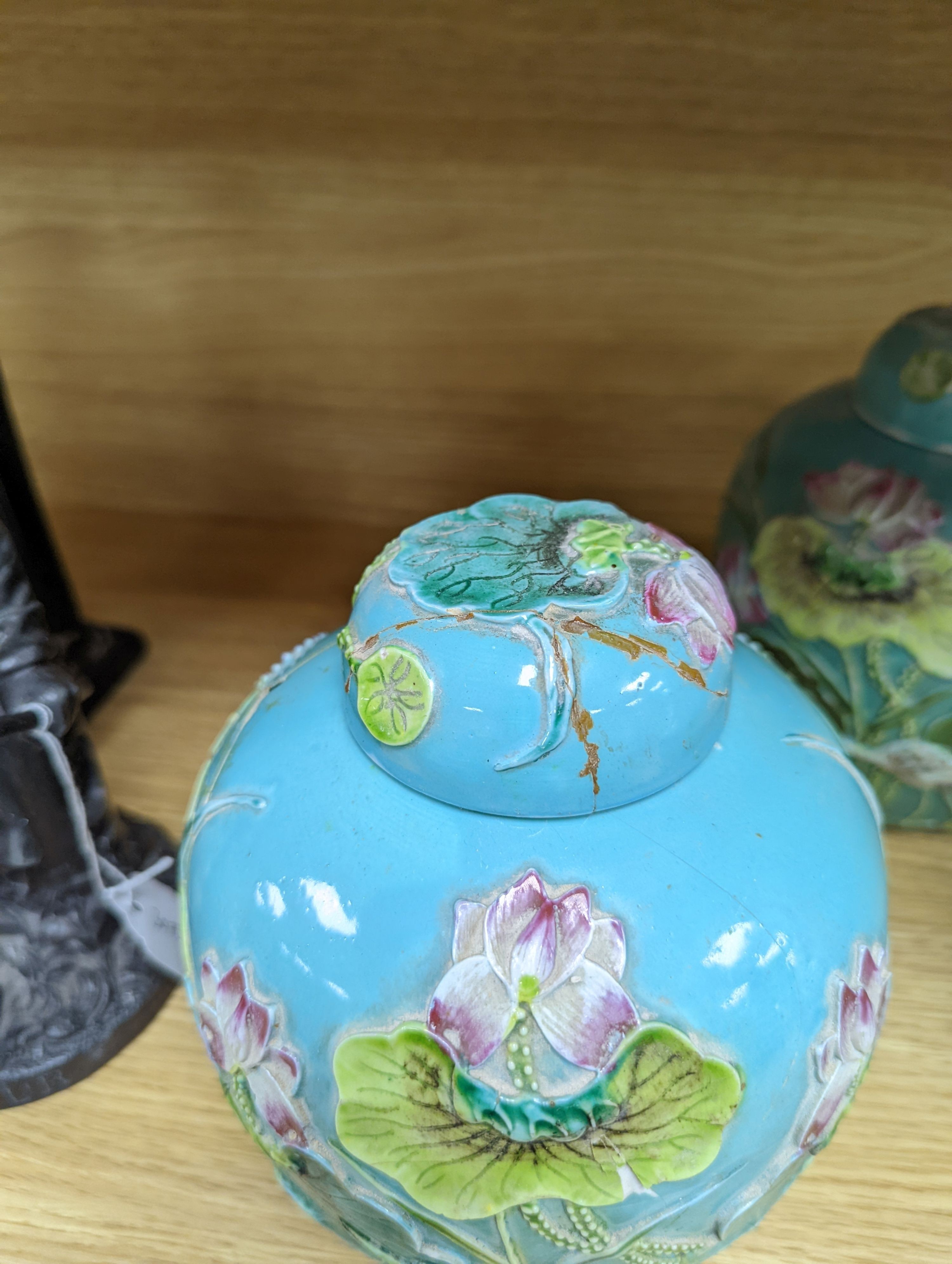 A pair of Chinese enamelled porcelain jars and covers, early 20th century, 17.5cm